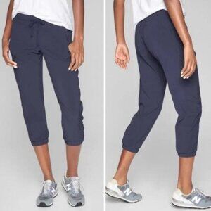 EUC Women's ATHLETA La Viva Ruched Cropped Ankle/Capri Pant Navy | Size 4